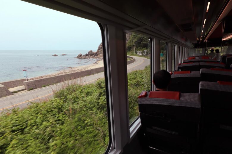 観光列車「海里」と日本海の車窓