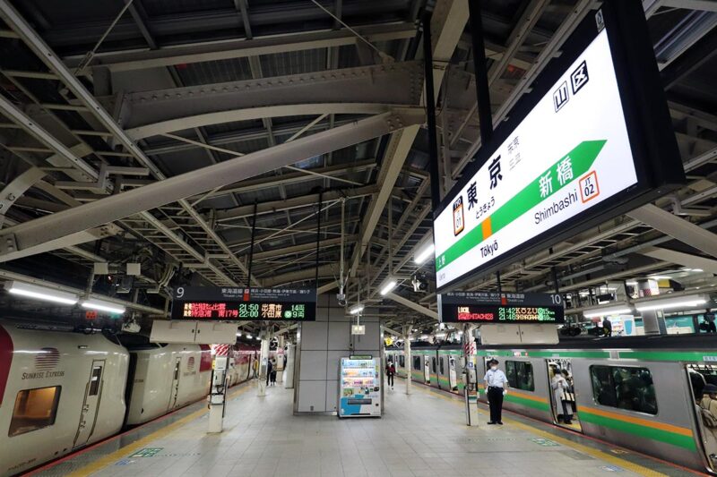 東京駅で発車を待つ寝台列車「サンライズ出雲・瀬戸」