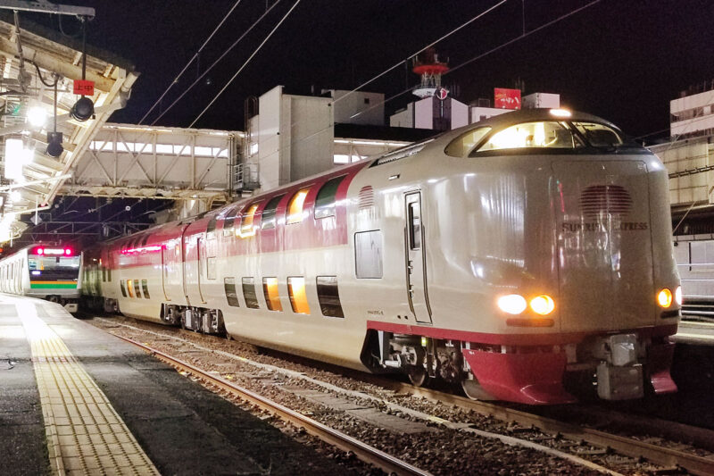 沼津駅に停車する「サンライズ出雲・瀬戸」