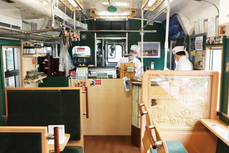 JR西日本の観光列車「ベル・モンターニュ・エ・メール~べるもんた~」車内