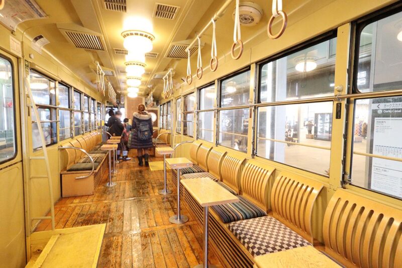富山地鉄の観光列車「レトロ電車」車内