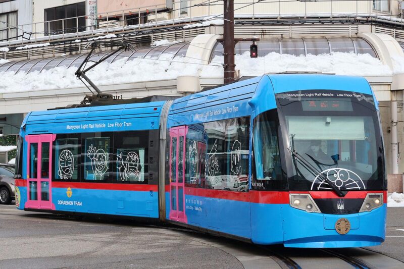 万葉線の観光列車「ドラえもんトラム」