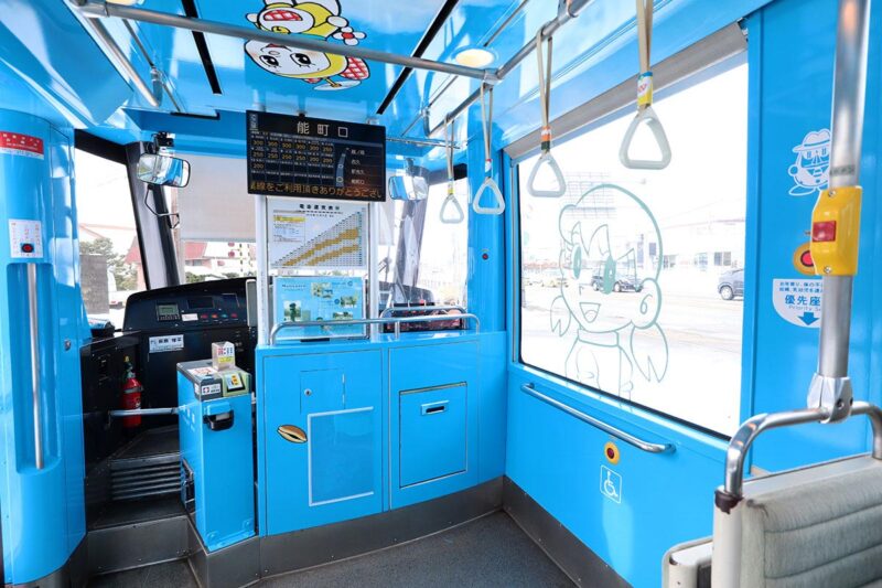 万葉線の観光列車「ドラえもんトラム」車内