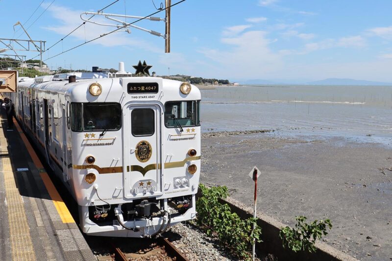 有明海に面した小長井駅に停車する観光列車「ふたつ星4047」