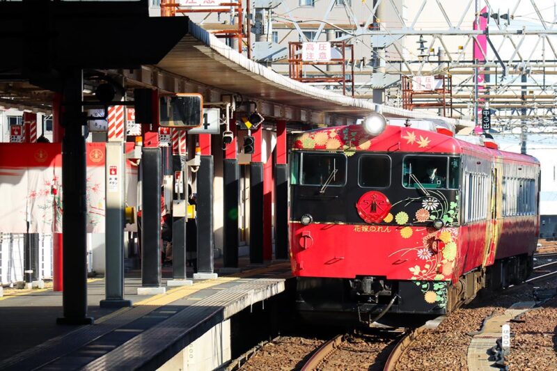JR西日本の観光列車「花嫁のれん」