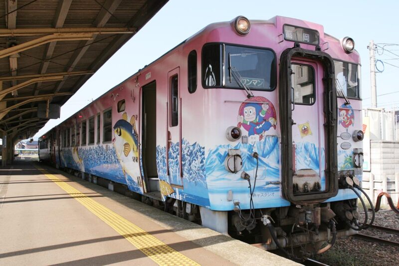 JR西日本の観光列車「忍者ハットリくん列車」