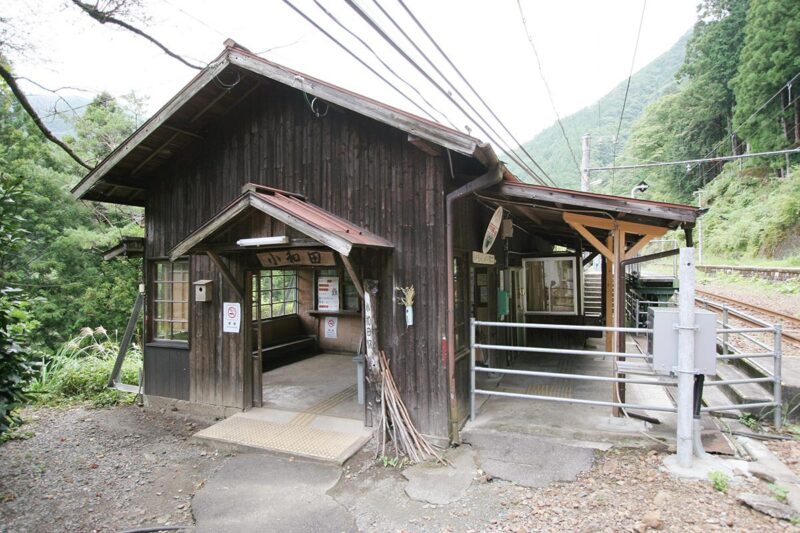 観光列車「飯田線秘境駅号」が停車する「秘境駅」の小和田駅