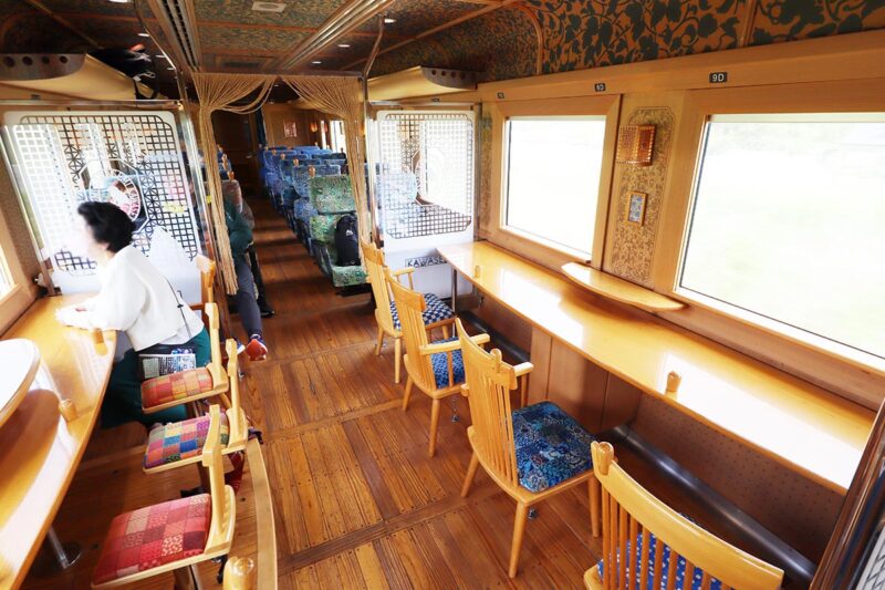 JR九州の観光列車「かわせみ やませみ」車内