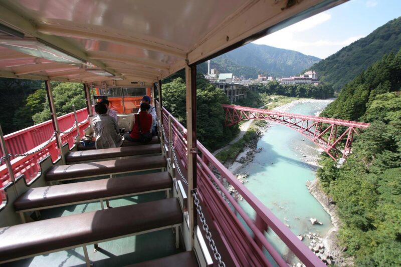 黒部峡谷鉄道の観光列車「トロッコ電車」車内