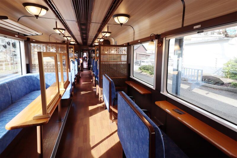 のと鉄道の観光列車「のと里山里海号」車内