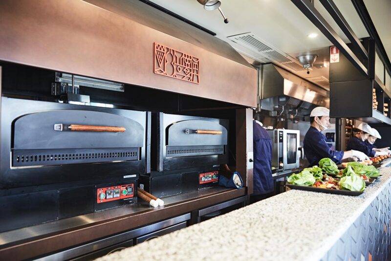 観光列車「THE RAIL KITCHEN CHIKUGO」オープンキッチン(画像:西鉄)