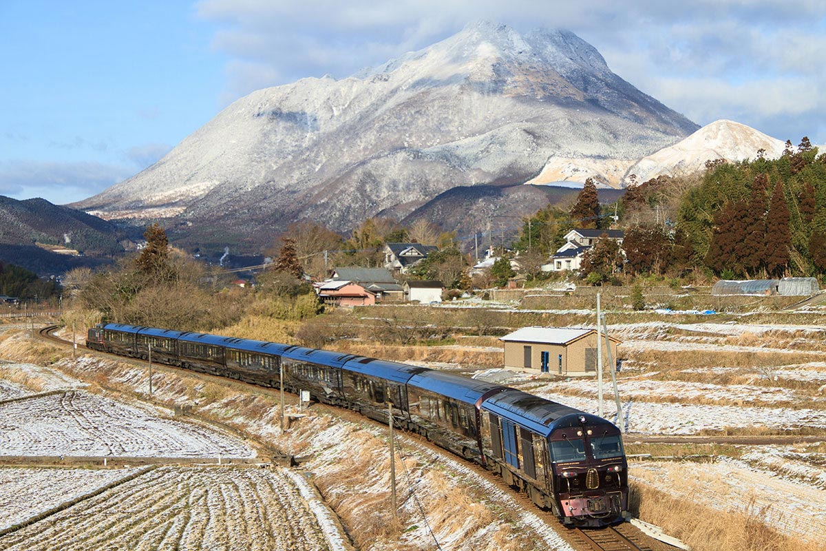 由布岳の麓を行く豪華寝台列車「ななつ星 in 九州」