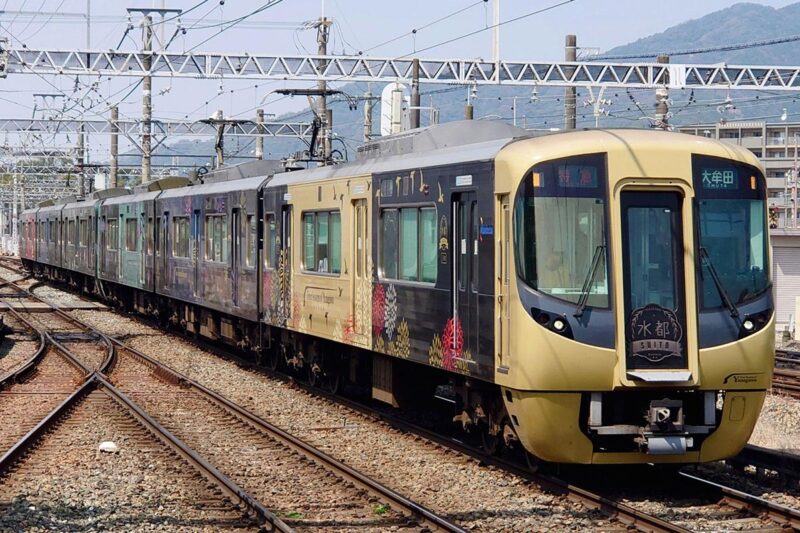 西鉄の観光列車「水都」(筑紫特急 – 投稿者自身による著作物, CC0, https://commons.wikimedia.org/w/index.php?curid=162843879による)