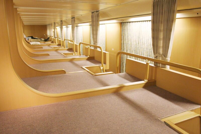 寝台列車「サンライズ出雲・瀬戸」ノビノビ座席(上段)