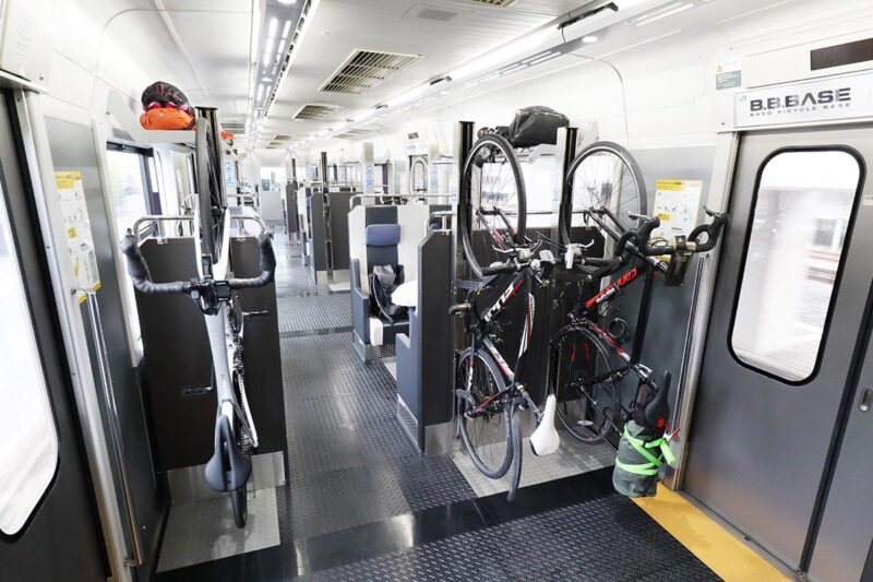 JR東日本の観光列車「B.B.BASE」車内