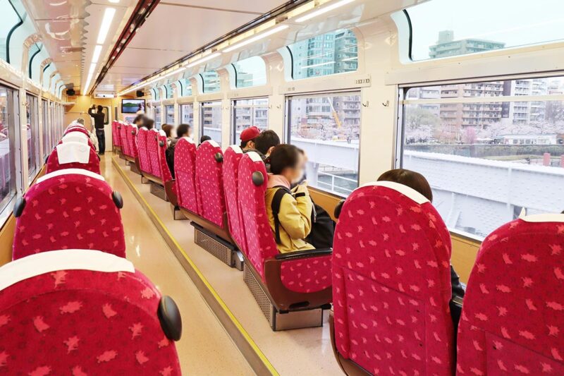 東武鉄道の観光列車「スカイツリートレイン」車内