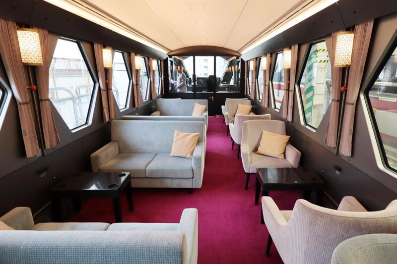 東武鉄道の観光特急「スペーシア X」コックピットラウンジ