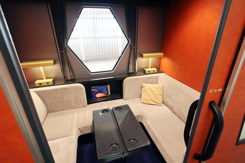 東武鉄道の観光特急「スペーシア X」コンパートメント