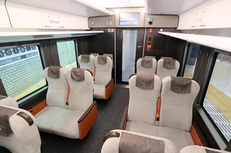 東武鉄道の観光特急「スペーシア X」スタンダードシート