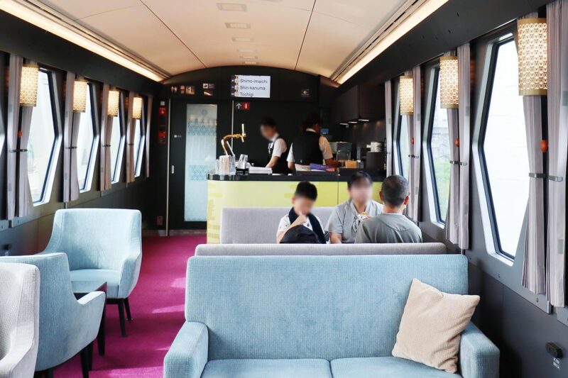 東武鉄道の観光特急「スペーシア X」カフェカウンター