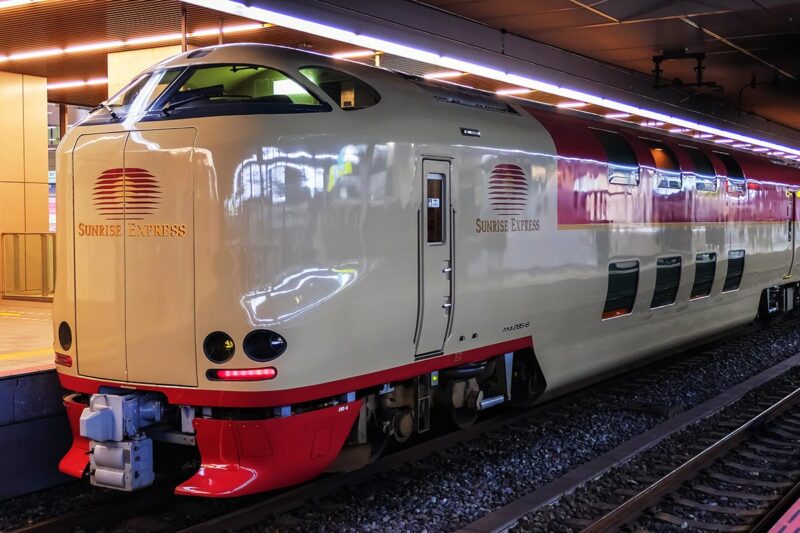大阪駅に停車する「サンライズ出雲・瀬戸」