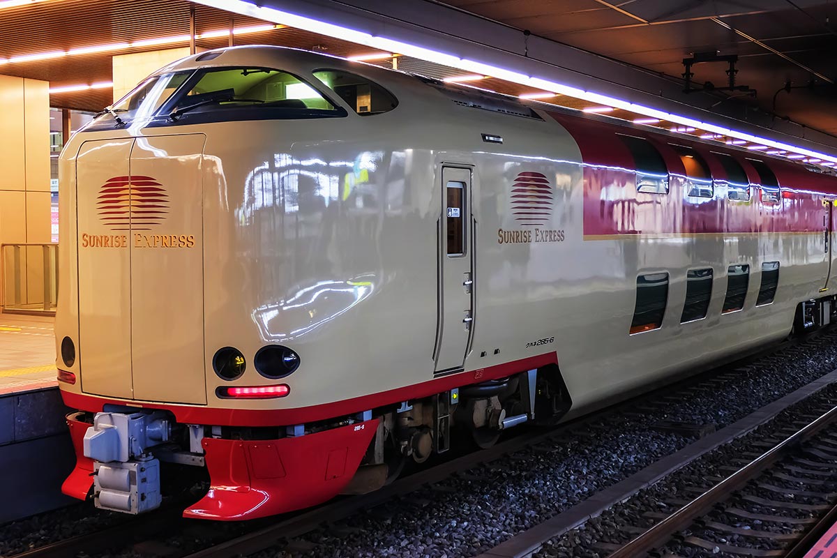 大阪駅に停車する「サンライズ出雲・瀬戸」