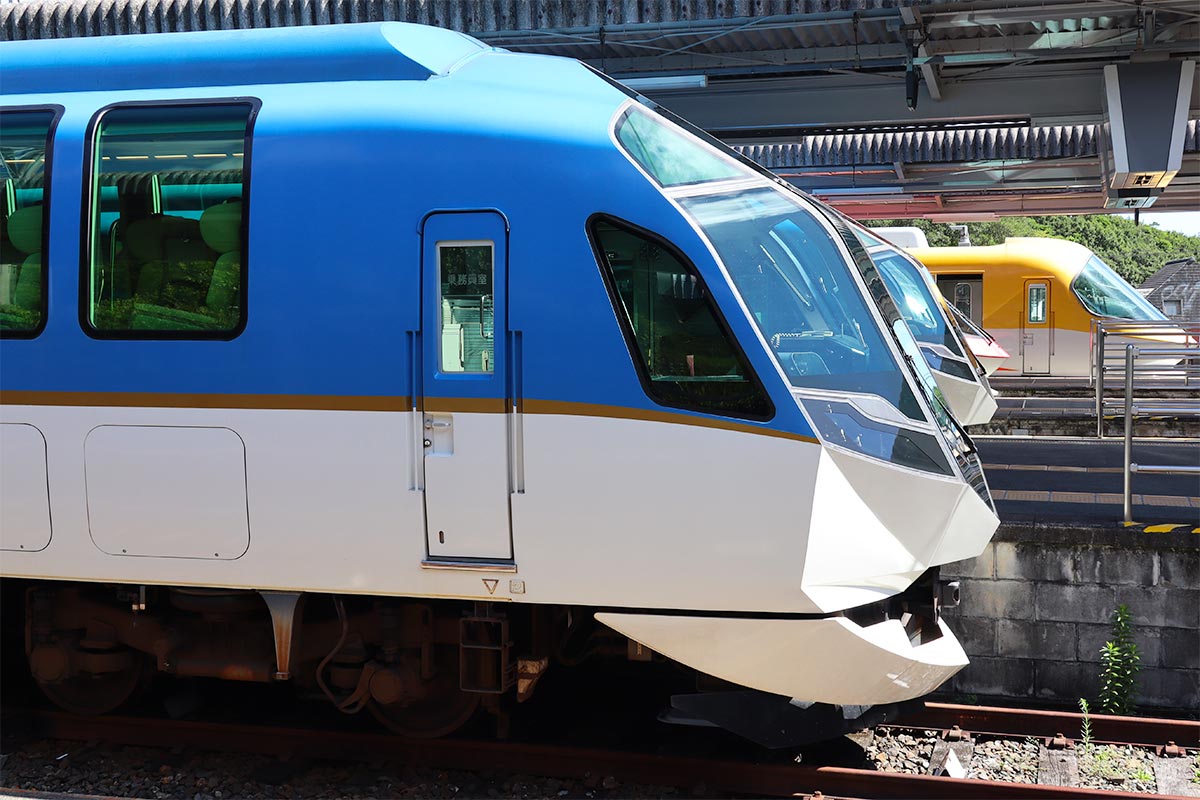 賢島駅に停車する近鉄の観光特急「しまかぜ」